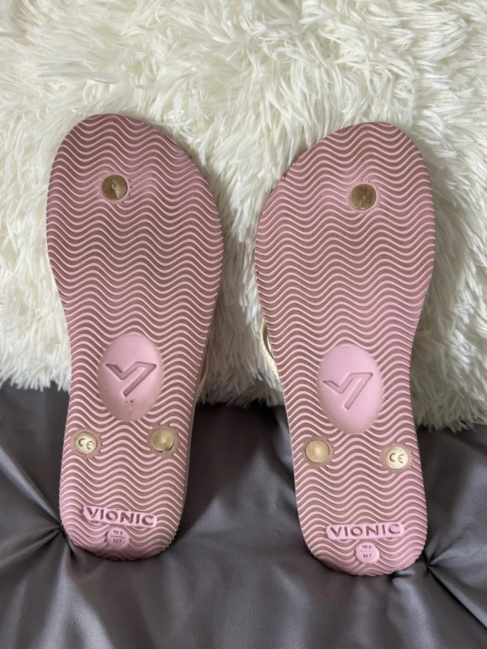 Vionic Beach Pink Patterned Flip Flops. Size 8! - Picture 2 of 3